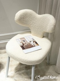 كرسي أبيض بشكل قلب