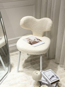 كرسي أبيض بشكل قلب