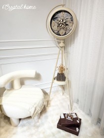 ساعة ديكور باللون البيج مع ستاند