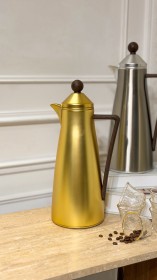 دلة قهوة بيد خشبية