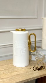 دلة قهوة بيد ذهبية