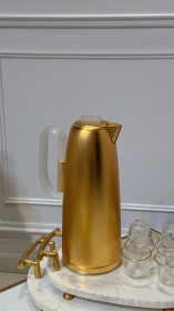 دلة قهوة باللون النحاسي بيد شفافة