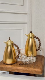 دلة قهوة ذهبي بيد كرات خشبي