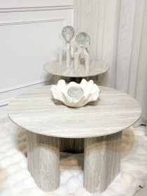 طاولة وسط قطعتين بشكل دائري باللون السكني