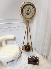ساعة ديكور باللون الذهبي والبيج مع ستاند