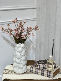 فازة ديكور بشكل مميز باللون الابيض مع نقاط سوداء