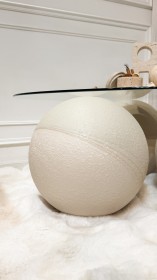 طاولة وسط زجاج شفافه مع 3 كرات باللون البيج