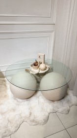 طاولة وسط زجاج شفافه مع 3 كرات باللون البيج