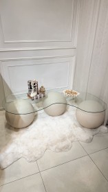 طاولة وسط زجاج شفافه مع 3 كرات باللون البيج