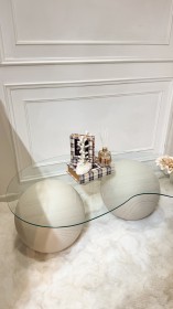 طاولة وسط زجاج شفافه مع 3 كرات باللون البيج