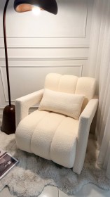 كرسي ديكور باللون الاوف وايت + مخدة بشكل مستطيل