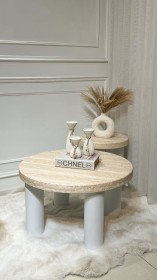 طاولة وسط قطعتين سطح خشبي بأرجل بيضاء