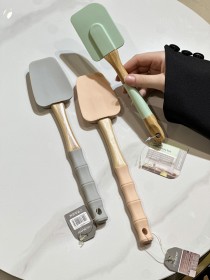 كبشة سيلكون بيد خشبية